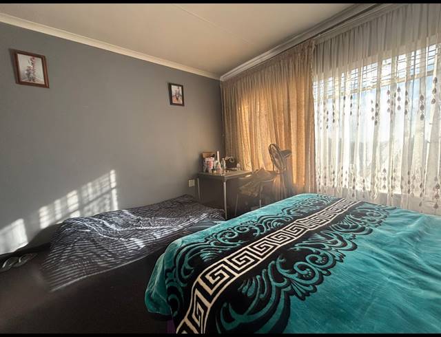 2 BEDROOM FLAT FOR SALE IN VEREENIGING CENTRAL